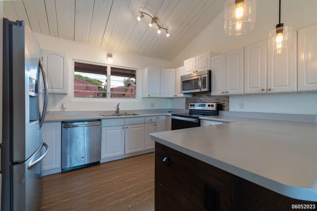 Building Photo - Spacious 4BR/2.5BA/2PKG Townhome with Ocea...