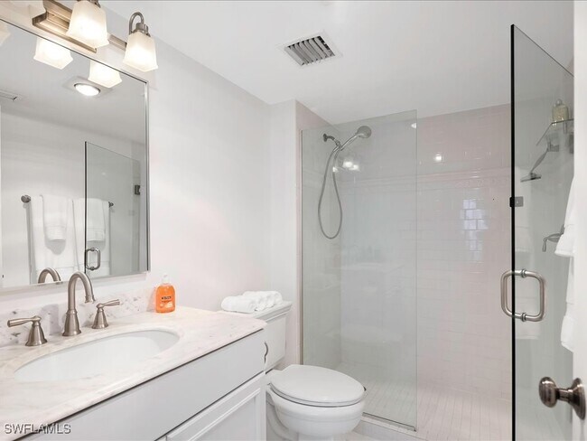 Building Photo - 2750 Gulf Shore Blvd N