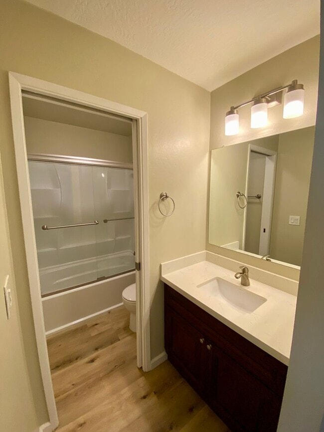 Building Photo - Gorgeous Top Floor Condo Located in Walnut Creek with Inside Laundry and Close to BART is Availab...