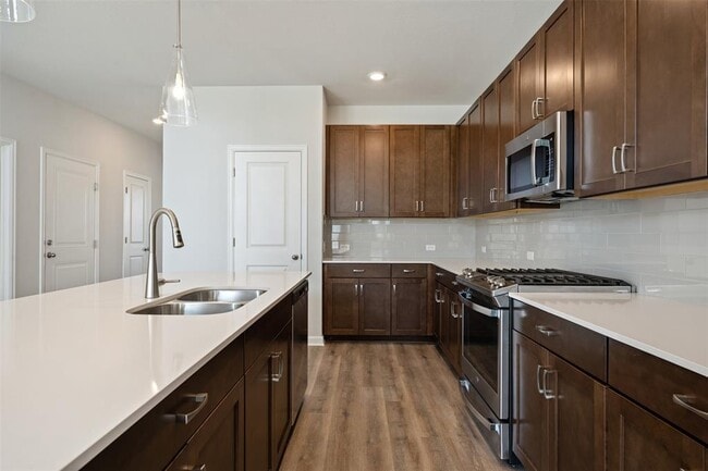 Building Photo - 102 Hedge Grn Holw
