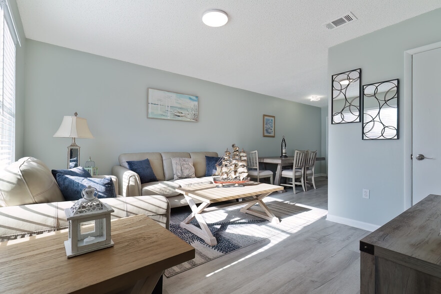 Building Photo - Emerald Cove East