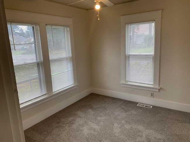 Building Photo - Recently Updated