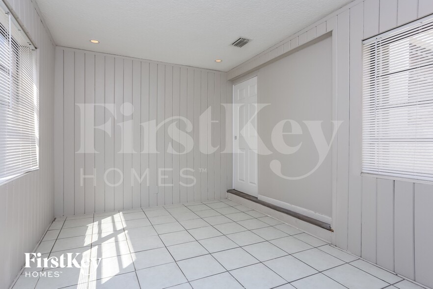 Building Photo - 1078 NE 157th St