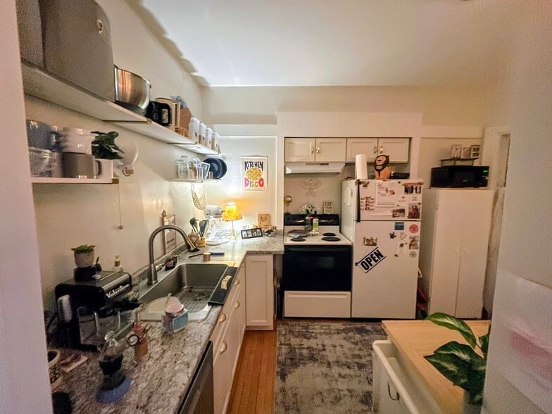 Building Photo - 2206 E Locust St