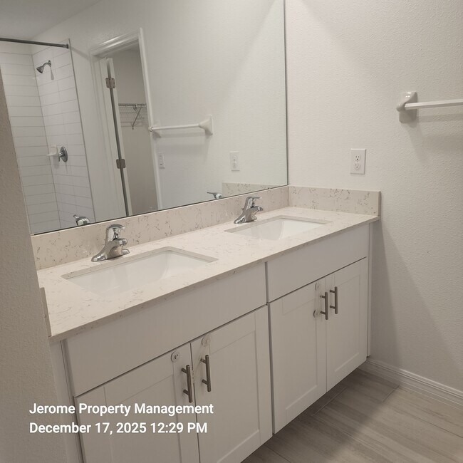 Building Photo - 2546 Leonia Ln