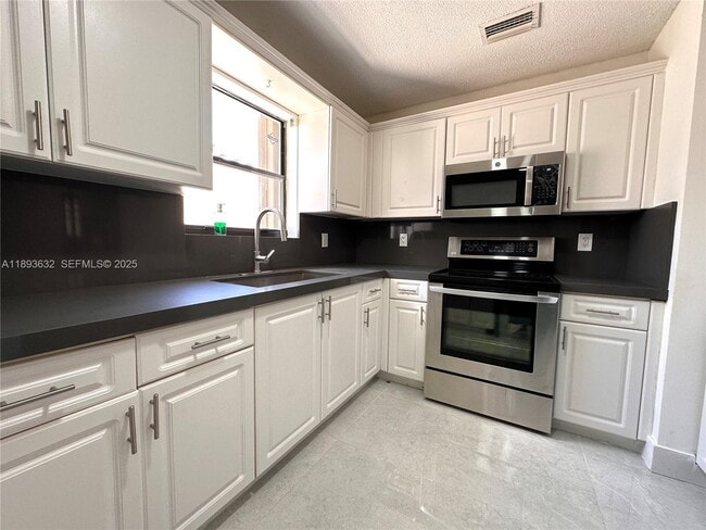 Building Photo - 3952 SW 136th Ave