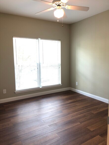 Building Photo - 700 Daniel Ellis Dr
