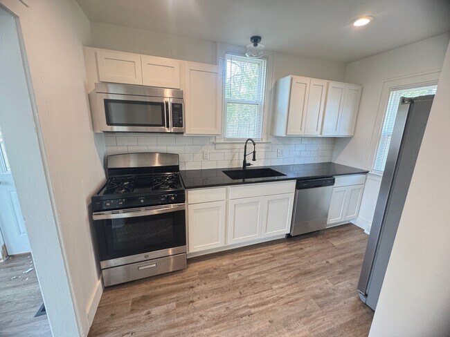 Building Photo - Adorable 3 bedroom home with central air a...
