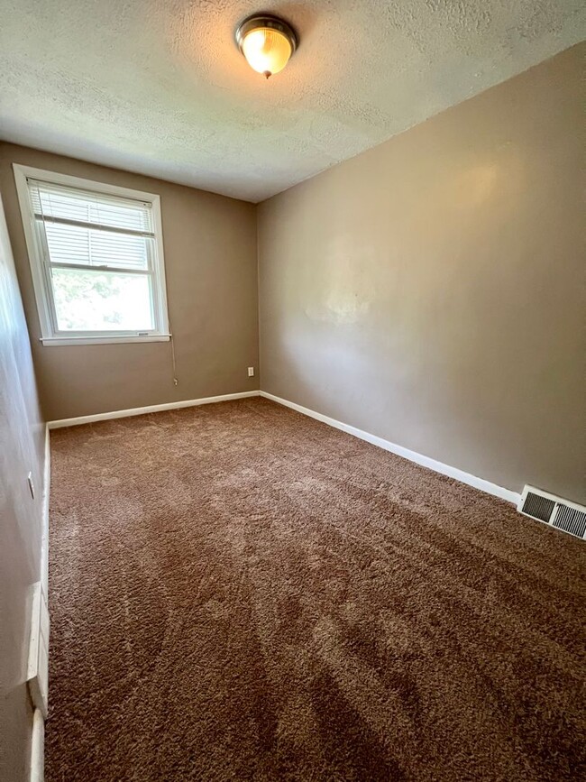 Building Photo - Gorgeous 3-Bedroom Townhouse with Garage i...