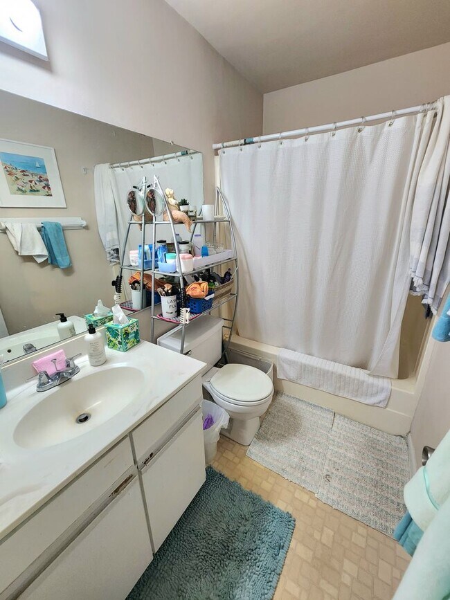 Building Photo - Top floor, corner unit condo off Shore Drive just two blocks from the bay!