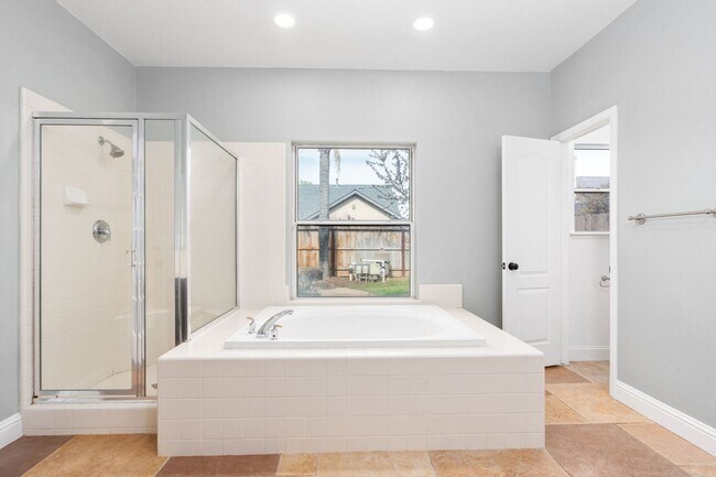 Building Photo - Gorgeous 3 bd. & 2 bath Home with a pool i...