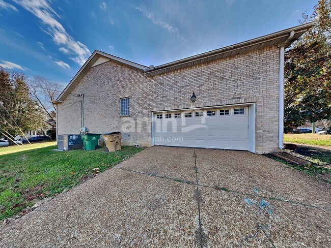 Building Photo - 2365 Edencrest Dr