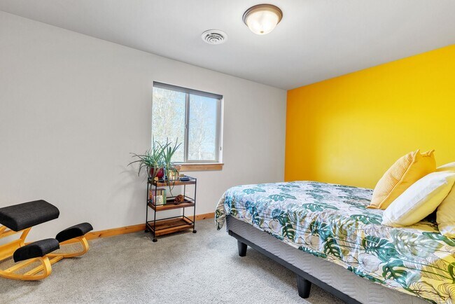 Building Photo - Furnished townhome w/ 2-car garage, backyard & EV charging