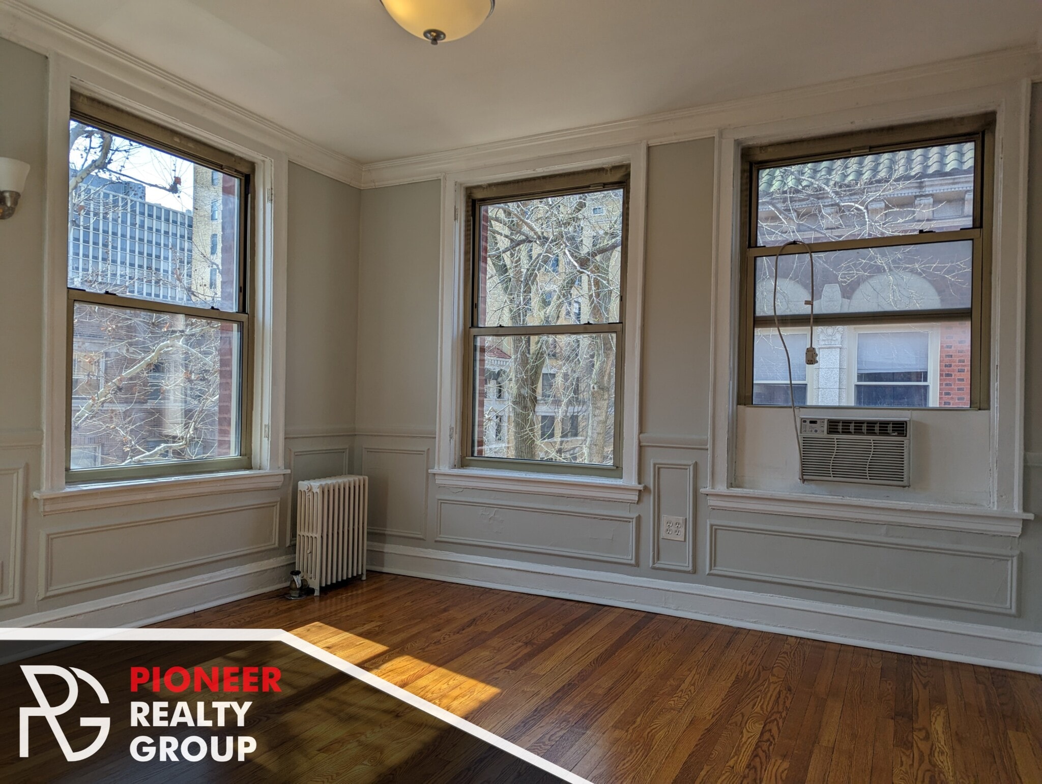 Building Photo - 546 W Surf St