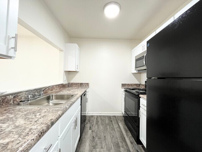 1BR, 1BTH- Deluxe - Collinwood Square Apartments