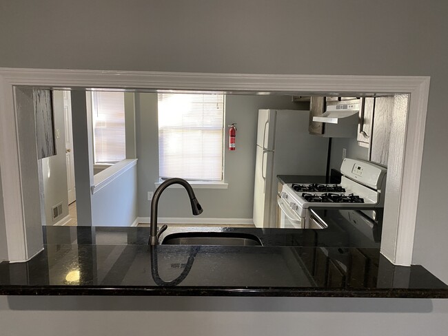 Kitchen - 907 Woodbridge Commons Way