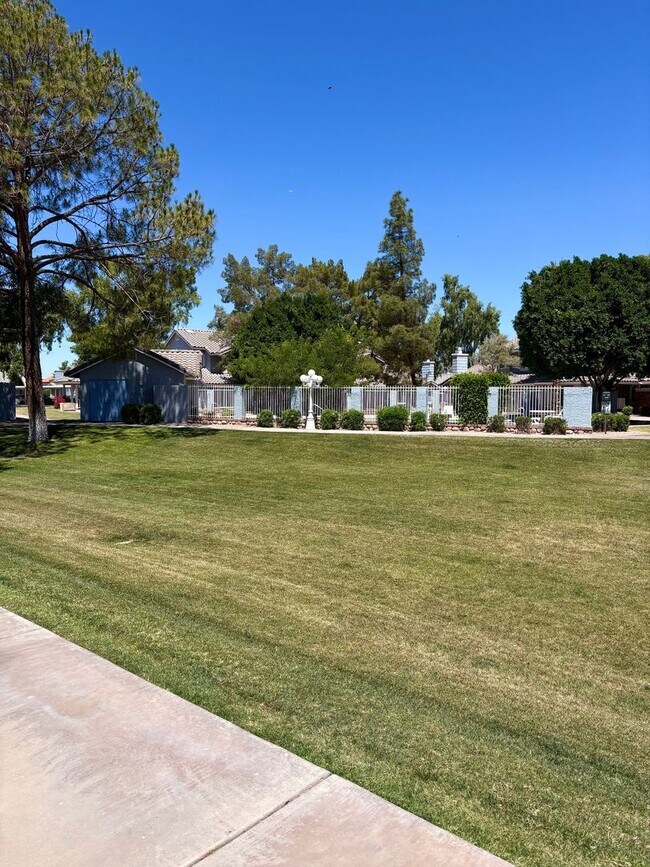 Building Photo - **WONDERFUL & SPACIOUS 3 BEDROOM/2.5 BATHROOM TOWNHOUSE IN CHANDLER (RAY & MCQUEEN)**