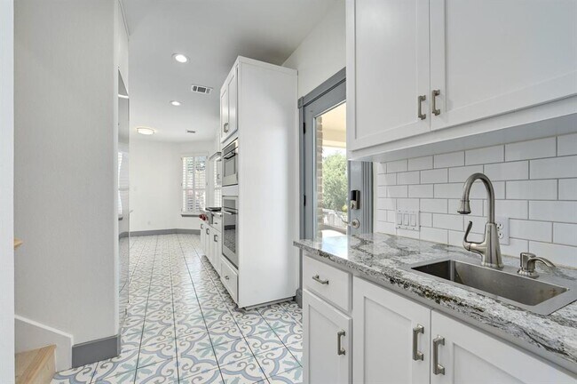 Building Photo - 10011 Brightling Ln