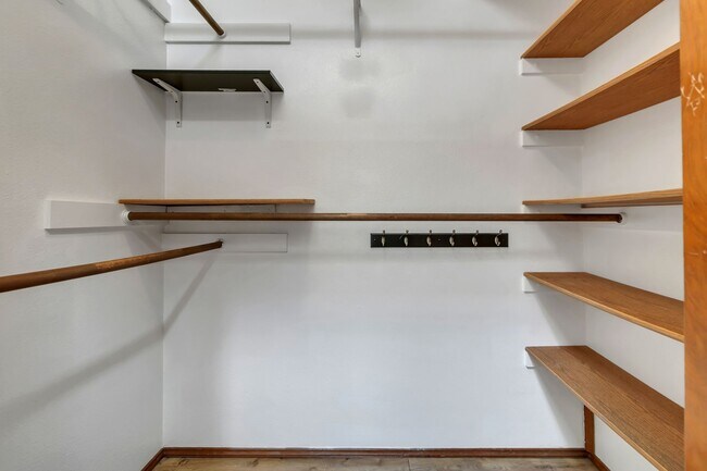 Building Photo - 3-bedroom, 2.5-bathroom home located in Fe...