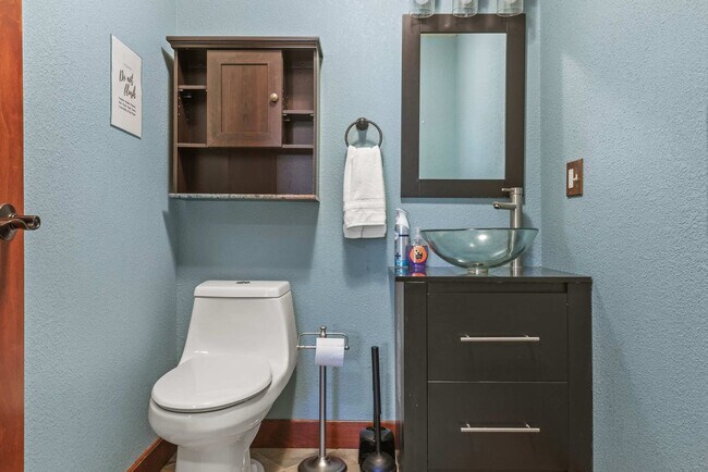 Building Photo - 924 Capital St