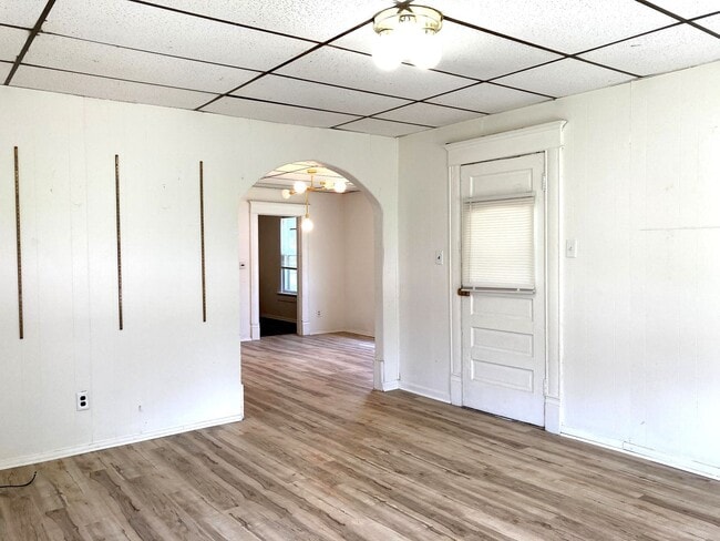 Building Photo - 2 Bed 1 Bath Home