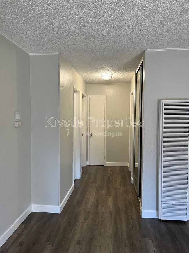 Building Photo - 1060 Oak Grove Rd