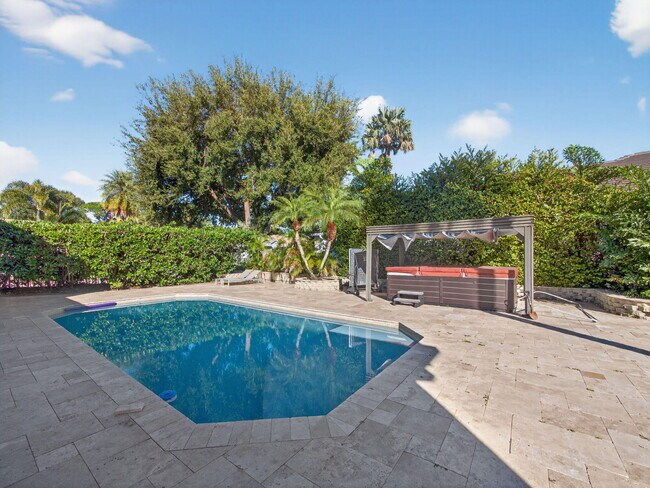 Building Photo - 125 Pembroke Dr