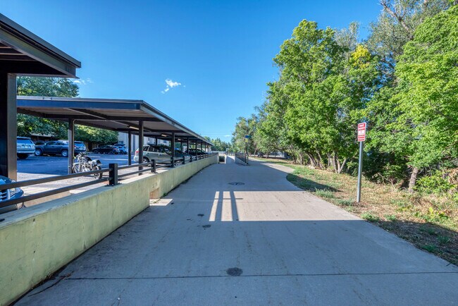 Building Photo - 2960 Shady Holw W