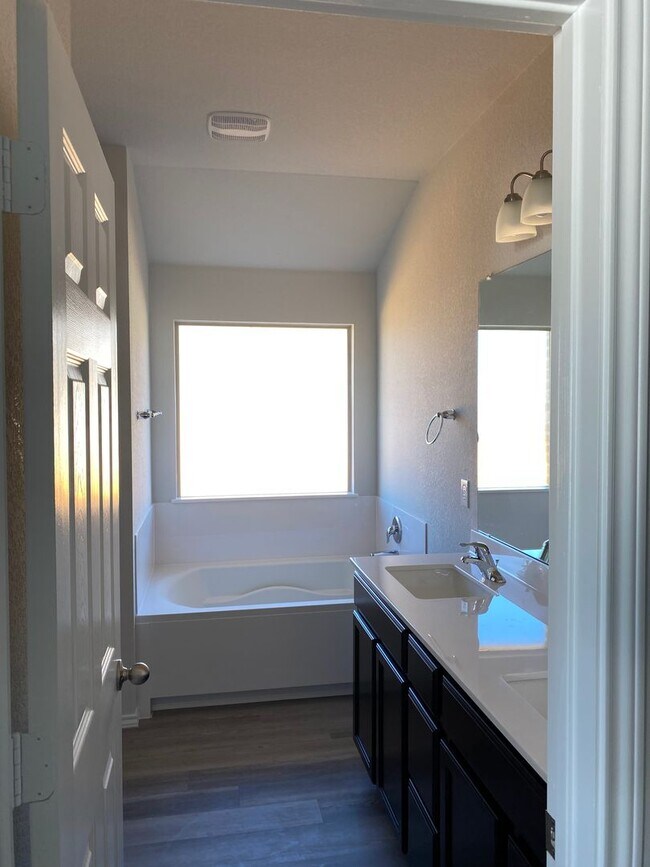 Building Photo - BEAUTIFUL 4-bedroom 2-bathroom home! !!HALF OFF 1ST MONTH!!