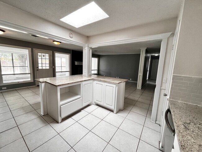 Building Photo - Amazing 4/2.5 in Prime Location! Minutes from Texas Tech and Hospitals!