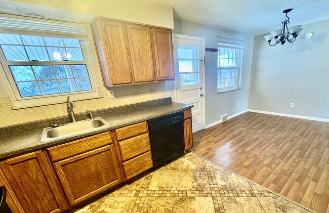 Building Photo - Charming 3 Bed/1.5 Bath Home - Integral Garage, Laundry in Basement - Available NOW in Turtle Creek!