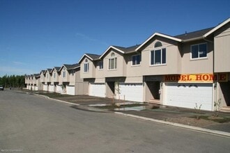 Building Photo - 4 Bedroom Wasilla Townhouse!