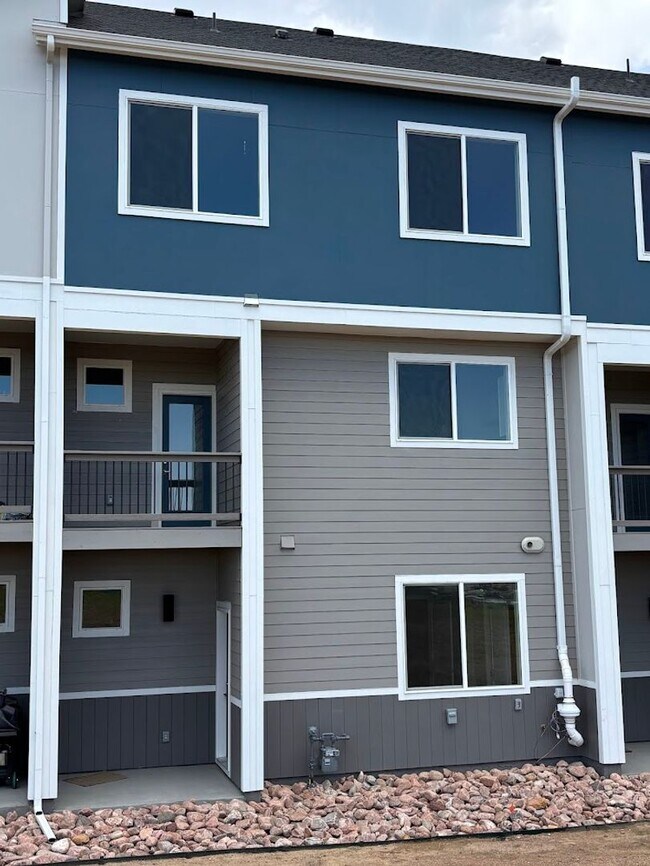 Building Photo - Luxury 4 Bed Townhome for Rent | Mountain Views, Central Location & Modern Design