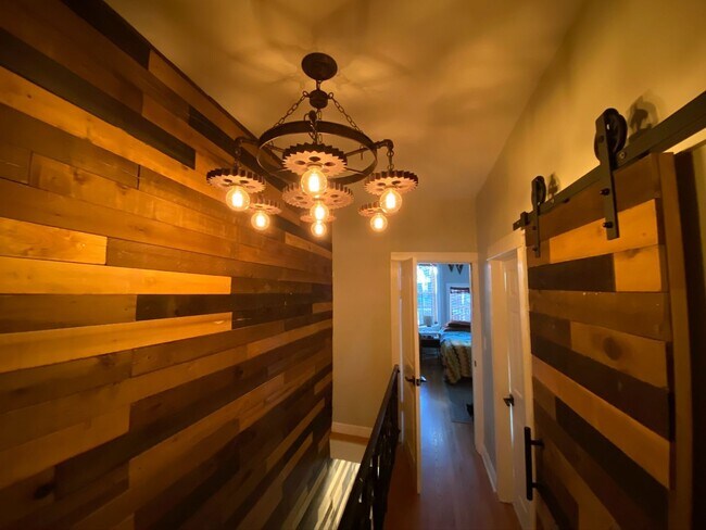 Building Photo - Available 3 bedroom house in Port Richmond!