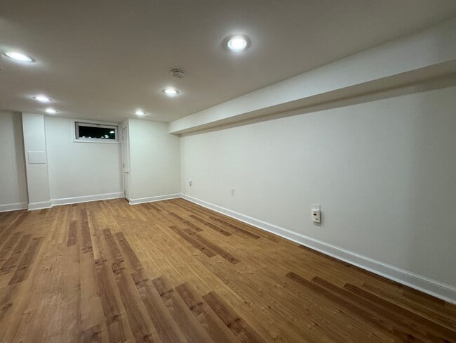 Building Photo - Charming 2 Bed 1 Bath Interior Townhome Wi...