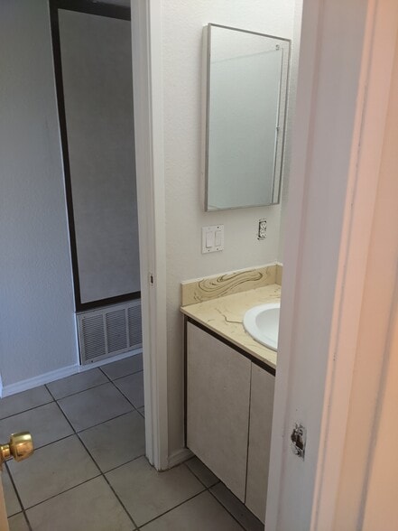 Building Photo - 1811 E Grand Ave