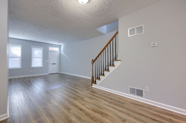 Building Photo - Beautifully Remodeled 5 Bed/1.5 Bath Townhouse-York City SD