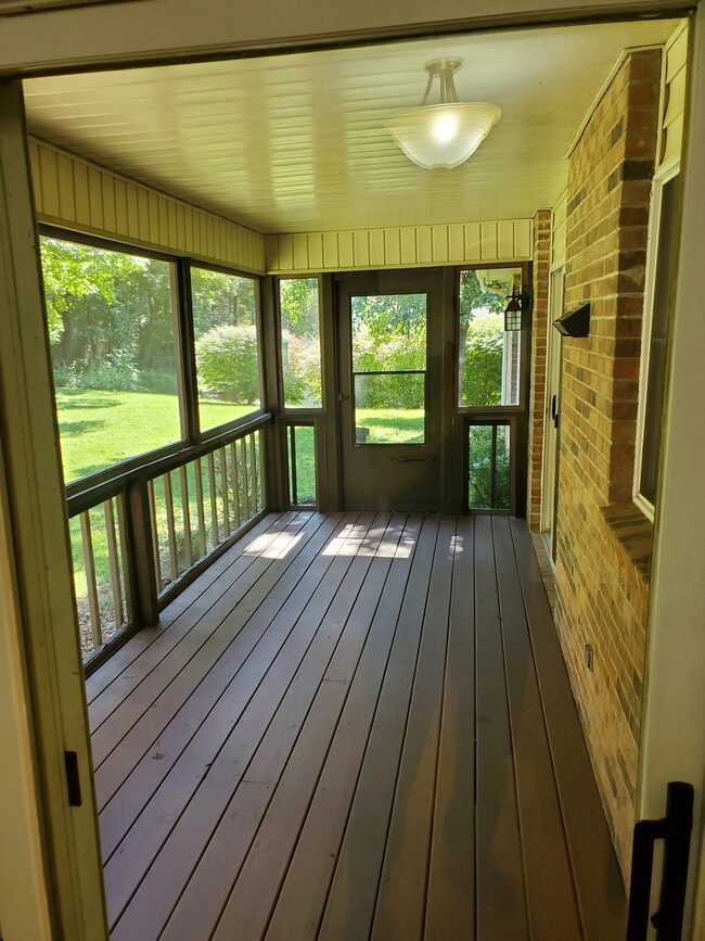 Private screened porch - 40 Bluebird Lane