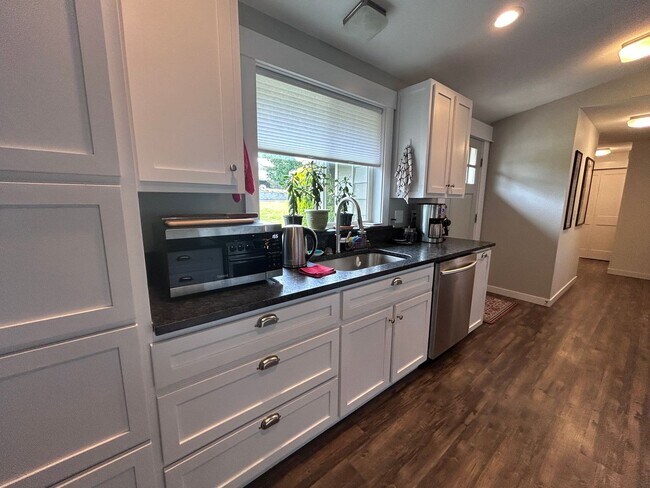 Building Photo - 3 Bedroom 2 Bath home in south Bellingham with a 2-car garage