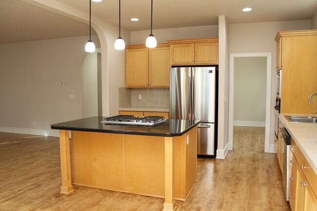 Building Photo - Spacious 4 BDR Legend & Renaissance Constr...