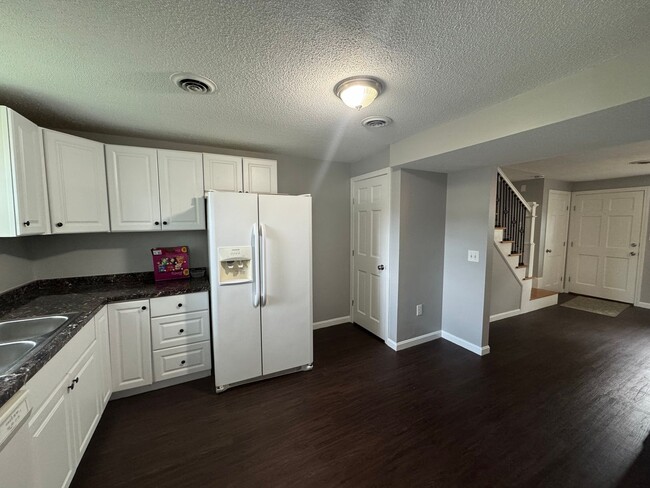 Building Photo - Refreshed 2 Bed 1.5 Bath Townhouse | Pet O...