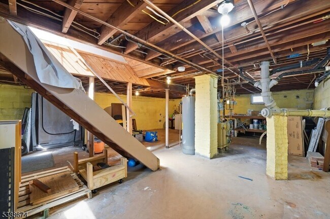 Building Photo - 7 Birchwood Rd