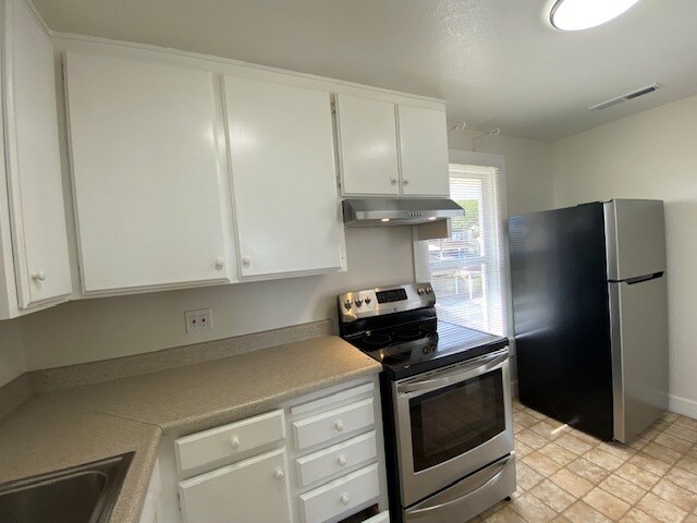 Building Photo - 585 Laine St