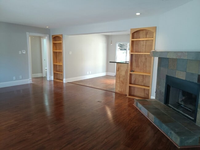 Building Photo - 1313 Casa Vale Dr