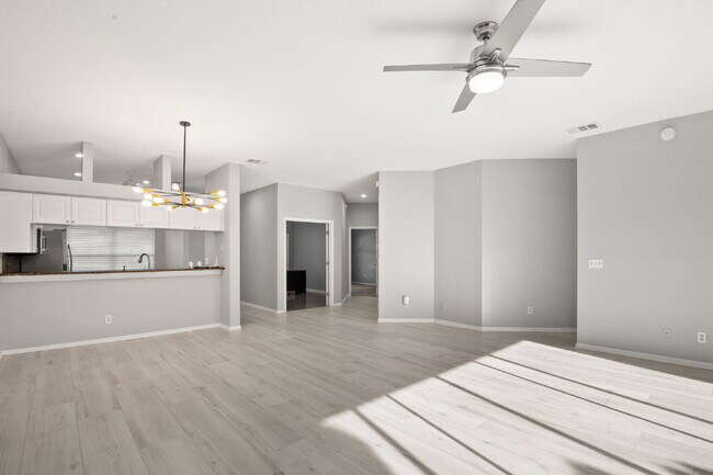 Building Photo - "Spacious 3-Bed, 2-Bath Condo Retreat in Vibrant Saint Petersburg – 1,445 Sq Ft of Comfort!"