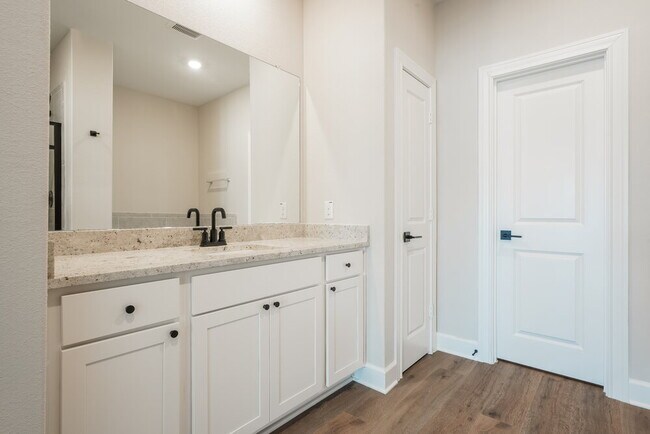 Building Photo - 244 Live Oak Ln