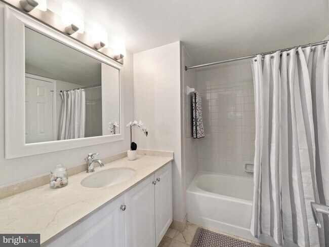 Building Photo - 10101 Grosvenor Pl