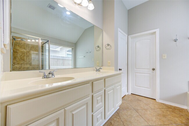 Building Photo - 5615 Stoneridge Ct