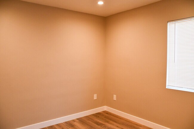 Building Photo - Orange (874-826) North