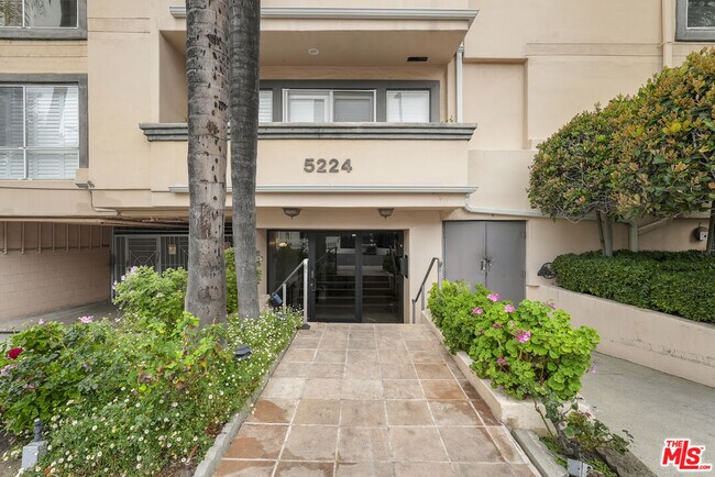 Building Photo - 5224 Zelzah Ave